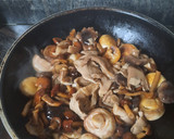 Foto del paso 14 de la receta: Pollo de corral con setas y ciruelas