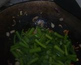 Foto langkah ke 4 dari resep Tumis kerang telur puyuh bunga bawang.