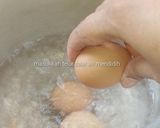 Foto langkah ke 1 dari resep Cara Merebus Telur Ayam dan Mengupas Telur Gampang dan Mulus.