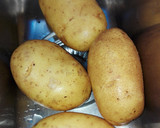 Foto del paso 1 de la receta: Patatas al horno rellenas de langostinos
