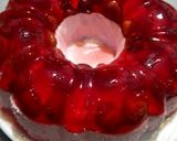 صورة لخطوة 2 من وصفة قالب الجلي بالفراولة والكريمة 🍓