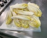 Une image de l'étape 2 de Endives braisées au bouillon de gambas, thym frais et jambon cru.