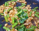รูปขั้นตอนการทำที่ 2 ของ ผัดอกไก่พริกแกง