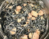 Foto del paso 11 de la receta: Pasta “Nero dí sepia” con Salmon y Gambas