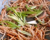 Hình bước làm 3 của món 🌱 Bún Tàu Trộn Nấm Xào Giá Chay (Vegan)