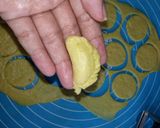 Foto langkah ke 6 dari resep Pastel Mini Isi Abon Super Renyah.