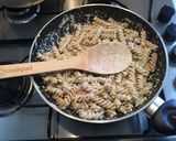 Foto del passaggio 3 della ricetta Fusilli panna pistacchio e speck