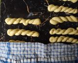 Foto langkah ke 5 dari resep Kkwabaegi | Korean Twisted Donut |Donat Kepang.