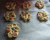 Foto del paso 3 de la receta: Canapés flor de hojaldre con Frankfurt y aceitunas