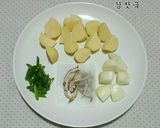 Hình bước làm 2 của món Canh Khoai Tây 감잣국