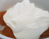 Foto del paso 1 de la receta: Polos de yogurt Griego, mermelada de melocotón y sirope de fresa