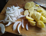 Foto del paso 1 de la receta: Patatas guisadas con all-i-oli, cebolla y pimientos en olla GM