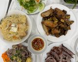 Hình bước làm 3 của món Cơm nhà với cá hồi sốt kem hành tây khoai tây nấm đùi gà, cánh gà khúc giữa cà tím bỏ lò nướng