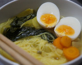 Foto del paso 12 de la receta: Ramen con caldo de pollo, fideos de arroz y pak choi
