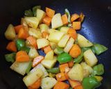 Foto del paso 3 de la receta: Fideos con estofado de pollo y vegetales salteados