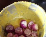 A picture of step 1 of Sabut pyaj ki sabji.