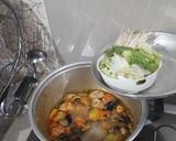 Foto langkah ke 5 dari resep TomyumSuki Nay.