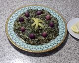 A picture of step 1 of Spinach sauteed in garlic and olive oil.