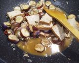 Foto langkah ke 3 dari resep Tumis Terong Tahu Pedas.