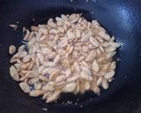 Foto langkah ke 3 dari resep Biji Ketapang Bawang Asin Gurih.