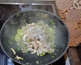 Une image de l'étape 3 de Riz sauté crevette et champignon.