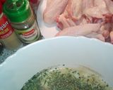 Foto del paso 1 de la receta: Alitas de pollo maceradas en leche, zumo de manzana y especias