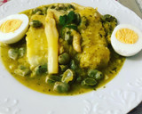 Foto del paso 6 de la receta: Supremas de bacalao y merluza en salsa con habas baby