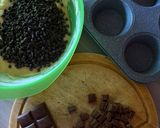 Foto del passaggio 2 della ricetta Muffin con mirtilli e cioccolato bianco e muffin con gocce e pezzi di cioccolato🧁🍫🫐
