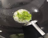 Foto langkah ke 2 dari resep Telur Ceplok Cabe Hijau.