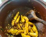 A picture of step 5 of Aloo Baingan.