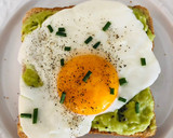Foto del paso 3 de la receta: Tostada de aguacate y huevo