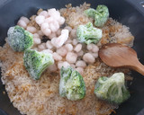 Foto del paso 3 de la receta: Arroz al curry con gambitas y brócoli