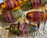 Hình bước làm 3 của món Ớt nhồi thịt cuộn bacon