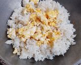 Foto langkah ke 4 dari resep Nasi goreng kunyit.