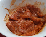 Foto del paso 2 de la receta: Pechuga de pavo adobada con verduras rehogadas