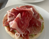 Foto del paso 3 de la receta: Mollete con jamón ibérico y burrata para desayuno