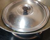 A picture of step 5 of Matar Ghugni with Paratha..