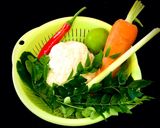 Hình bước làm 1 của món Canh Chua Gà Rau Củ Malaysia