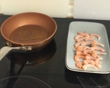 Foto del paso 3 de la receta: Bacalao en papillote con tinta de calamar, gambas picantes y un toque de humo