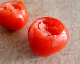 Foto del paso 2 de la receta: Tomate relleno de atún, acompaña con pasta fácil y placentera!