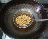 A picture of step 5 of Namkeen Dal.