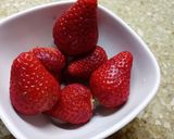 Foto del paso 4 de la receta: Pastel de frutillas fácil - frutillas en flor 🍰🌸