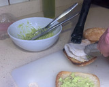 Foto del paso 6 de la receta: Bocadillo de pechuga con pasta de aguacate