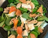 Foto del paso 2 de la receta: Ensalada de caballa con tomate, queso y vinagreta casera de yogur