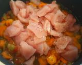 Foto del paso 3 de la receta: Estofado de pavo con verduras sobre cama de patatas al vino
