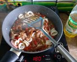 รูปขั้นตอนการทำที่ 4 ของ กะเพราหมูซีฟู้ด กุ้งหมึก + ไข่ดาวเละ