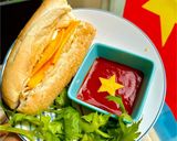 A picture of step 3 of 🍳Egg Bánh Mì with Vietnamese Flag Design 🇻🇳.