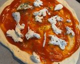 Foto del paso 2 de la receta: Pizza casera de atún con pimientos del piquillo y queso de cabra
