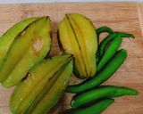 कमरख हरी मिर्च की खट्टी मीठी सब्जी(star fruit green chilli dry sabji recipe in Hindi) रेसिपी चरण 1 फोटो