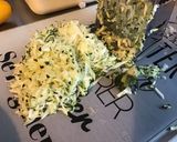 Une image de l'étape 1 de Galettes de courgettes bicolores au parmesan,ail et épices.